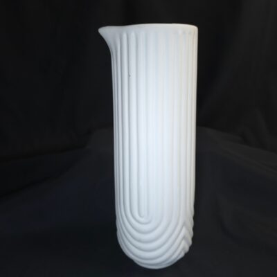 Henkelloser Krug mit Rillen