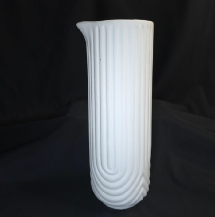 Henkelloser Krug mit Rillen